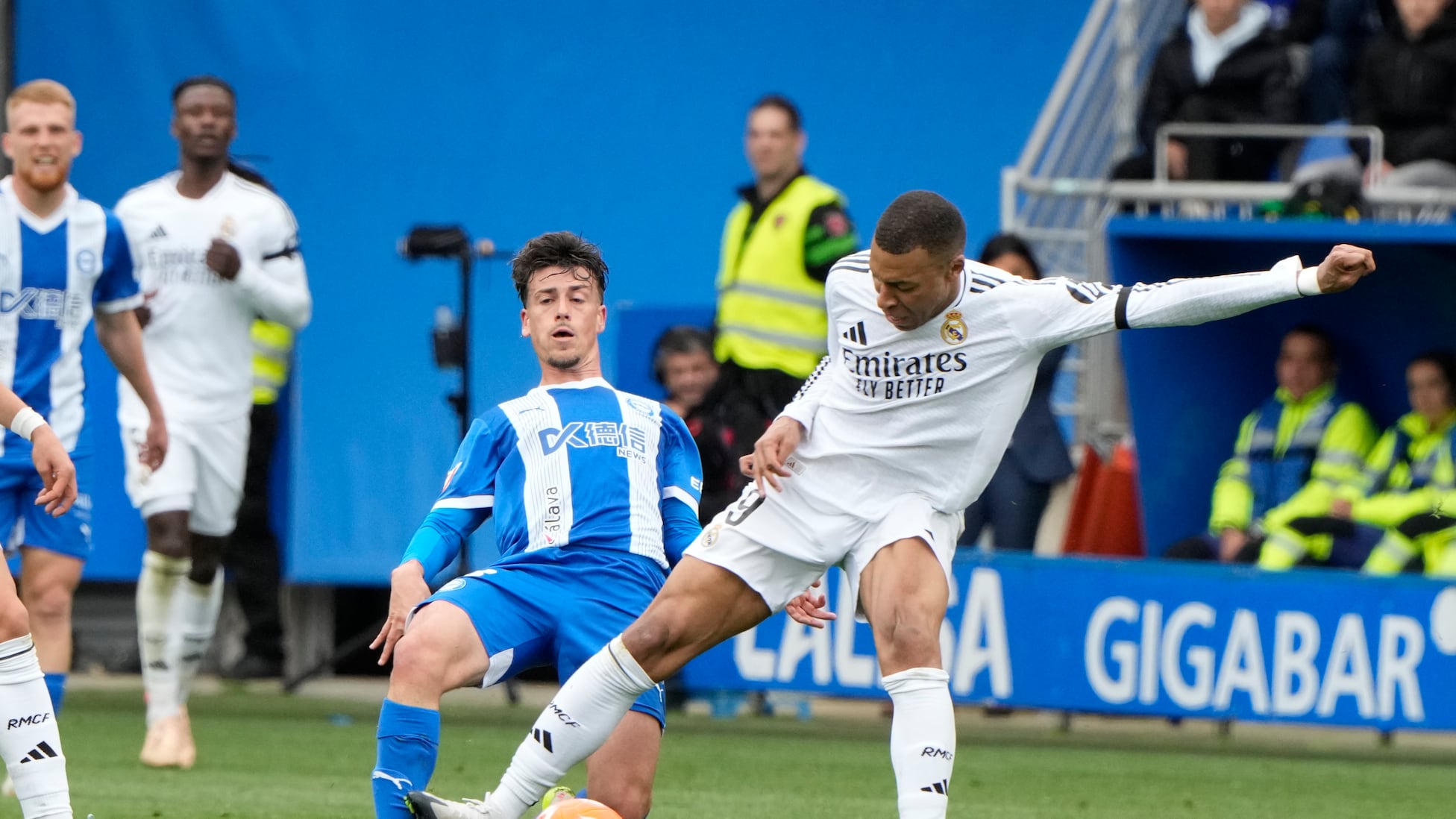 Mbappé's challenge on Antonio Blanco [photo: ADRIAN RUIZ HIERRO]