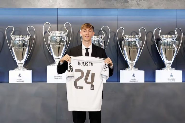 Dean Huijsen completes presentation as new Real Madrid player. [Image via Real Madrid CF]